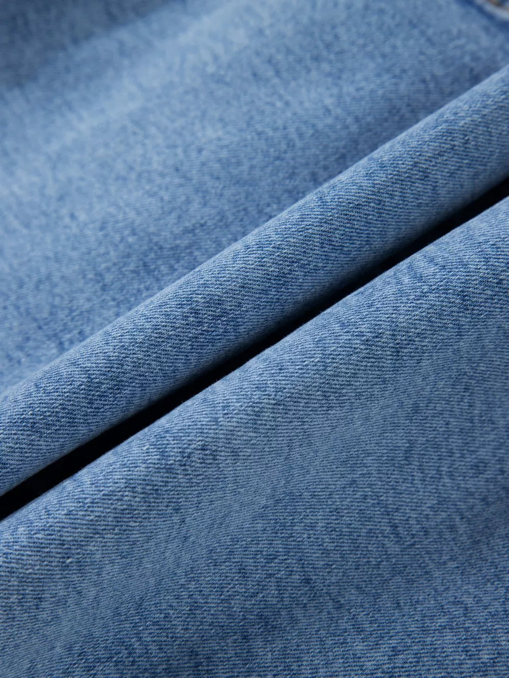Blue cuffed denim shorts with a high waist and buttoned closure, made of cotton.
