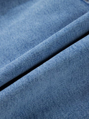 Blue cuffed denim shorts with a high waist and buttoned closure, made of cotton.