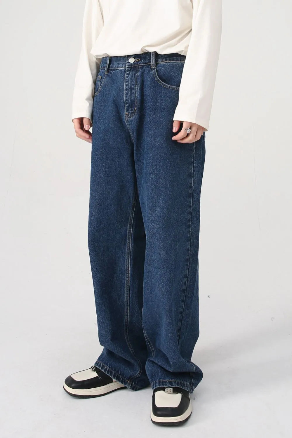 Wide-leg denim jeans in dark blue, relaxed fit, casual style