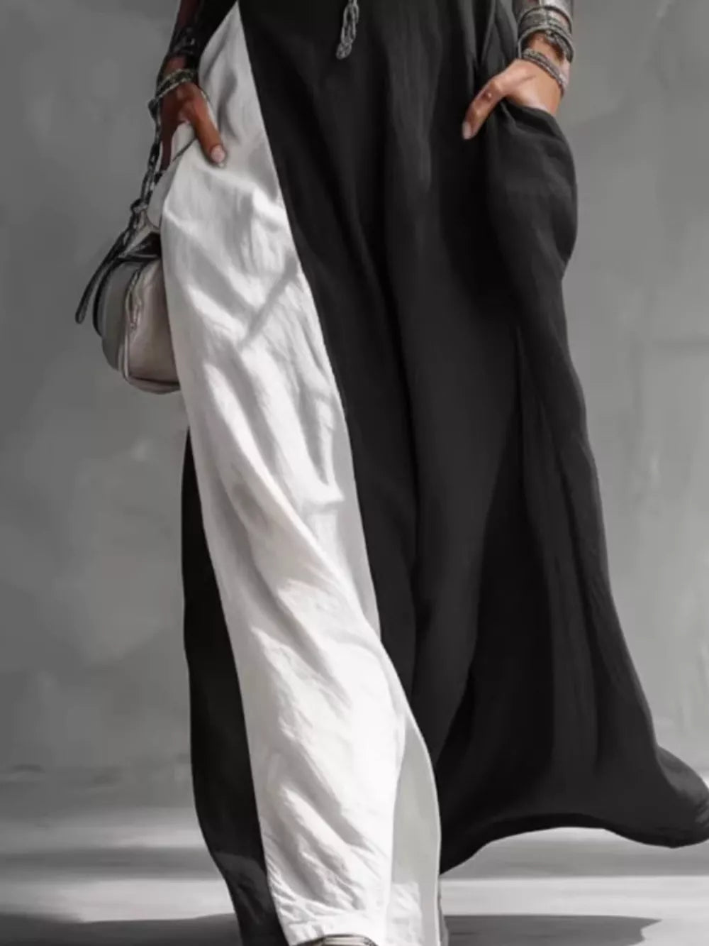 Chic two-tone maxi dress in black and white with pockets and a relaxed fit.