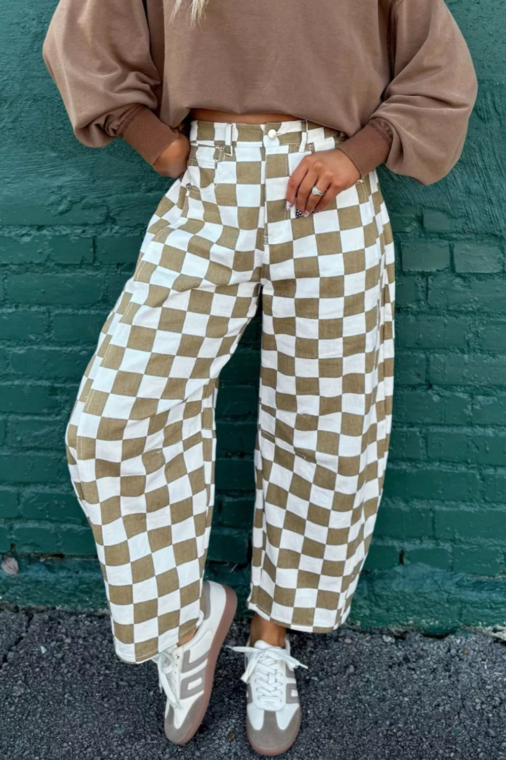 Chic checkered barrel maternity pants in cotton with a wide leg and high waist.