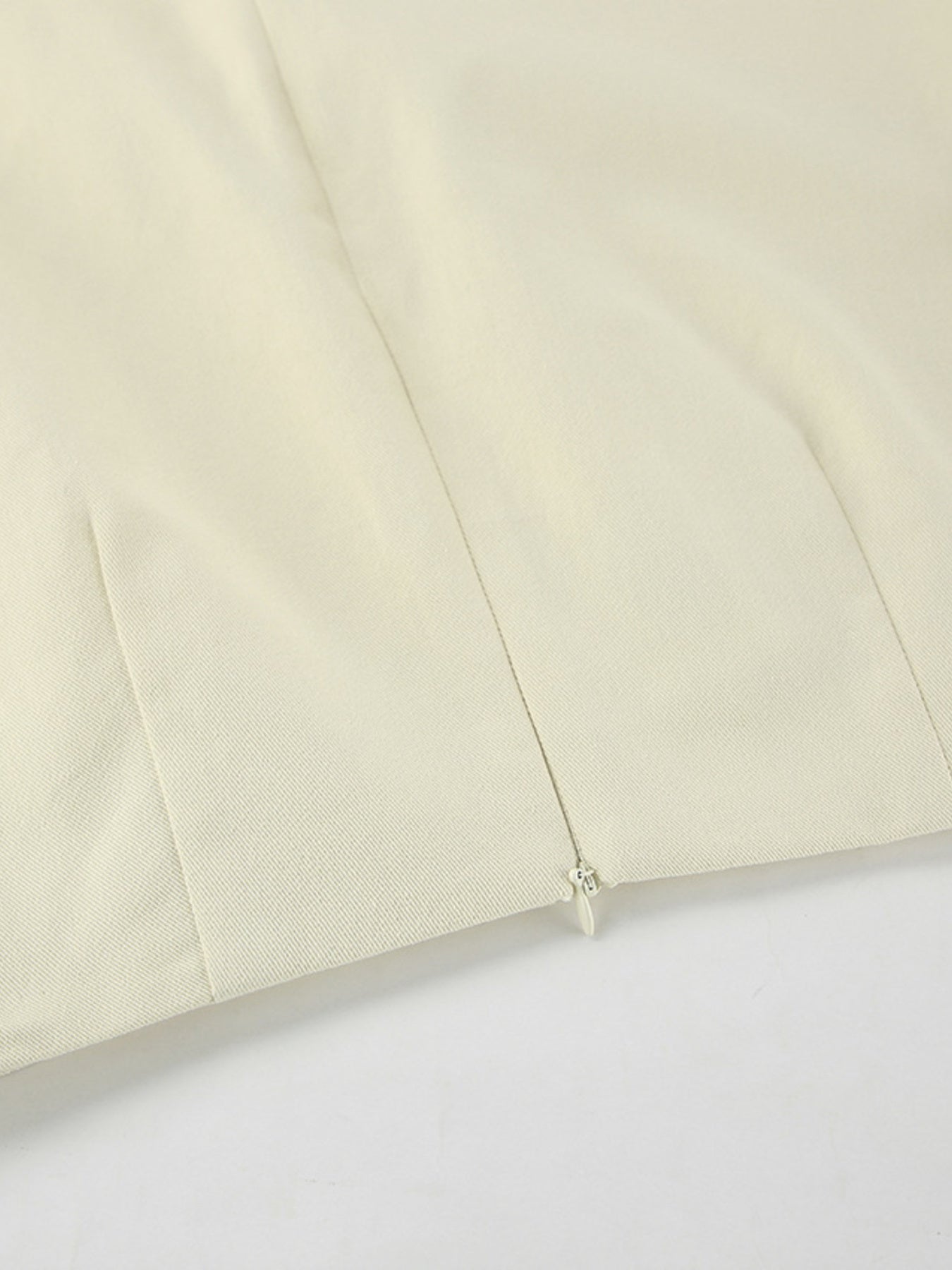 Chic cotton midi skirt in beige with a side zipper detail.