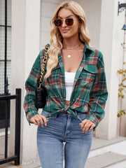 Green plaid overshirt with patch pockets, buttoned, casual long sleeve style