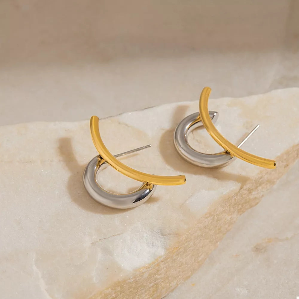 Intertwined two-tone C-hoop earrings with gold and silver finish.