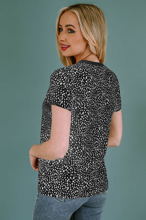 Black spotted print crew neck t-shirt with short sleeves.