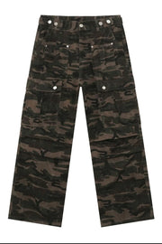 Wide-leg camo cargo trousers in green camouflage with multiple utility pockets.
