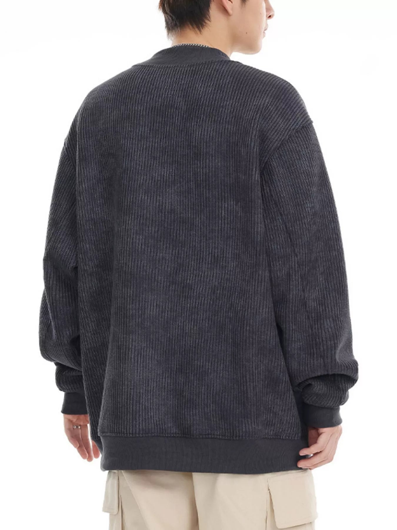 Dark gray oversized corduroy sweatshirt with round neck and ribbed cuffs and hem.
