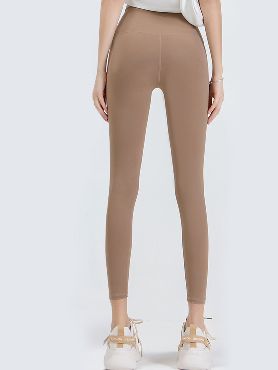 Caramel high-waist leggings with a seamless contour detail and full length.
