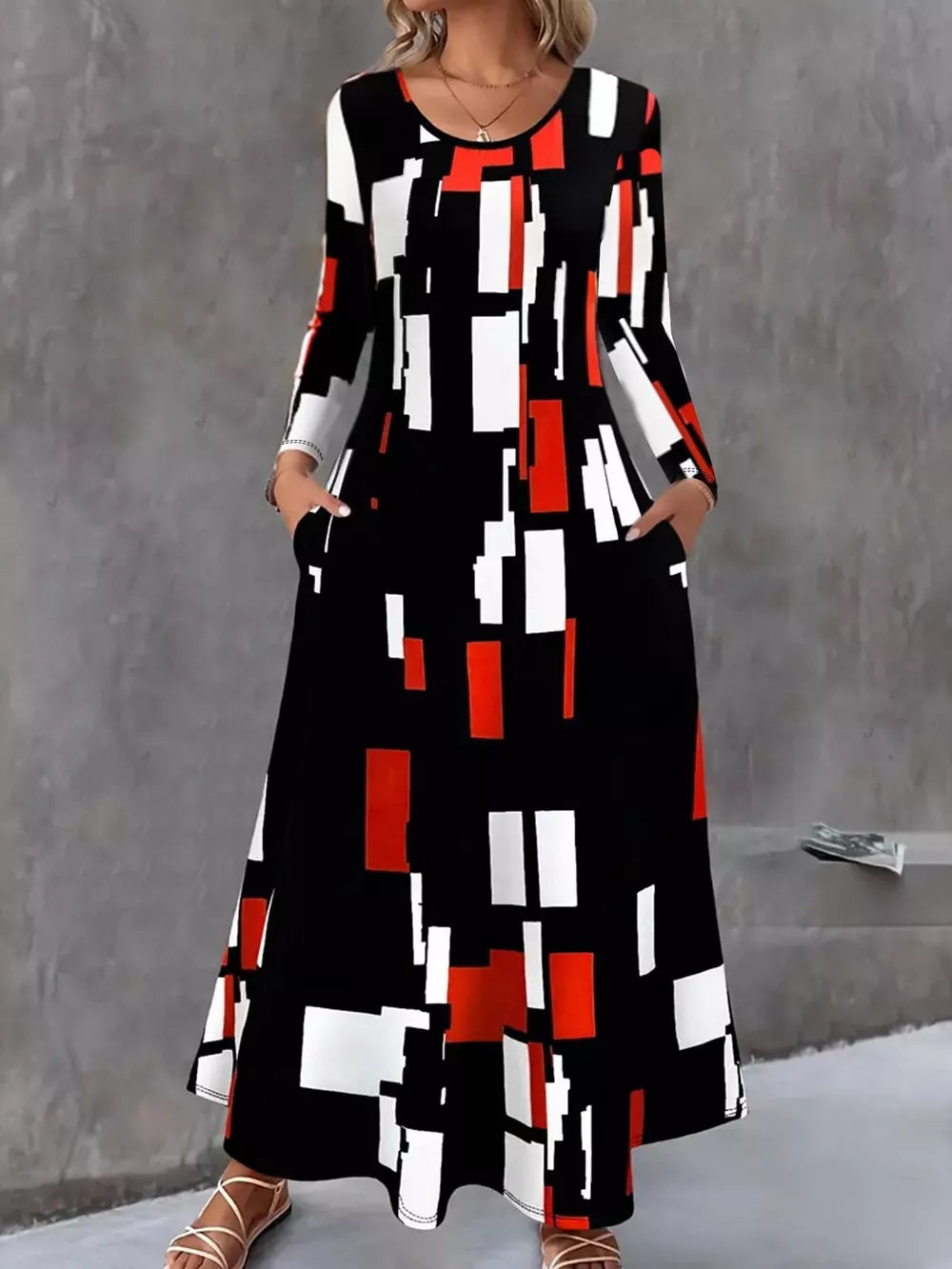 Maxi dress with geometric print, long sleeves, round neck, and pockets.