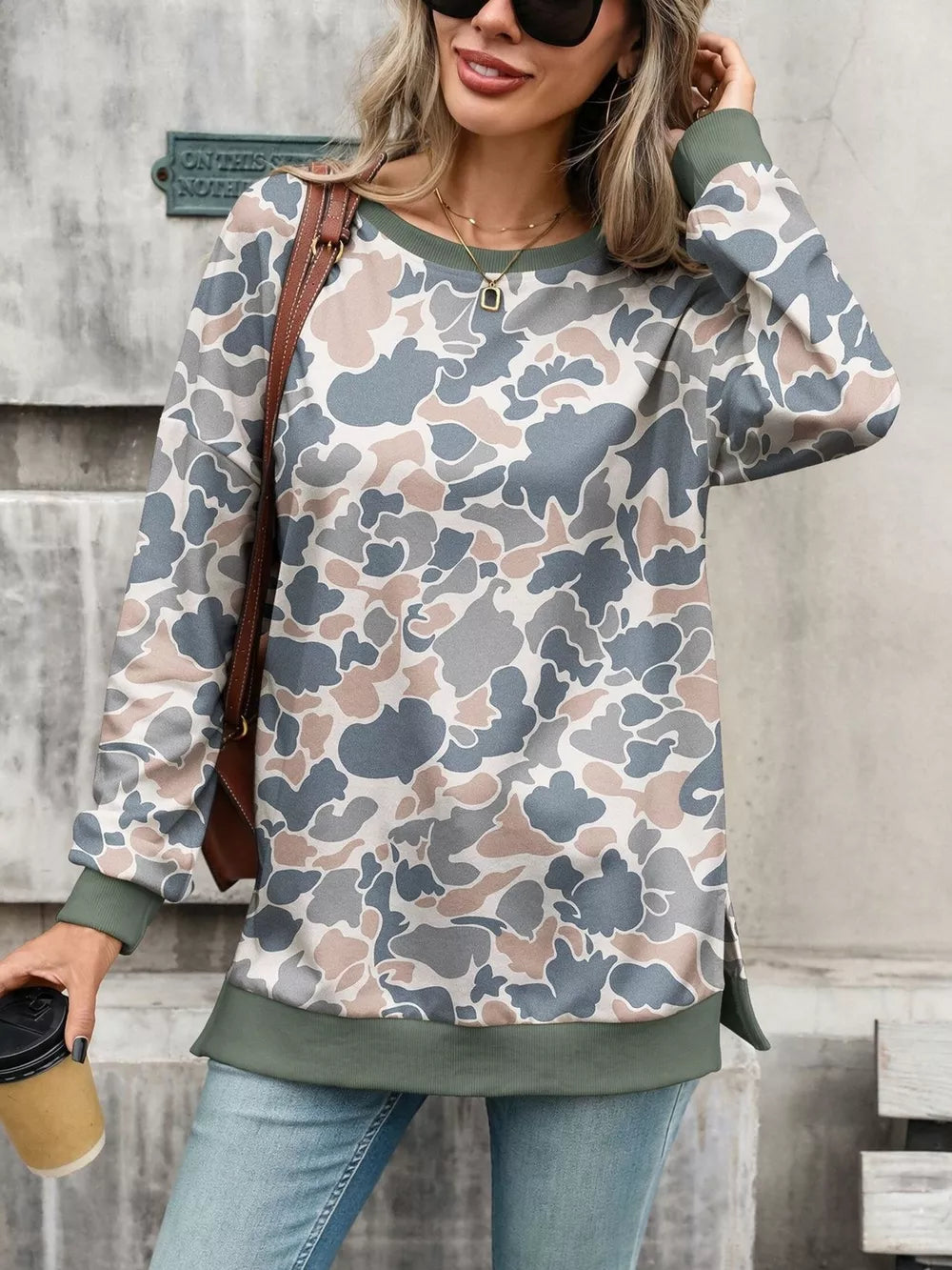 sweatshirt in Camouflage with camo and slit