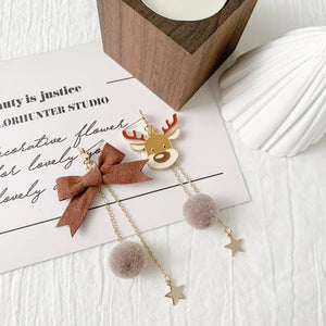 Reindeer bowknot drop earrings in camel with pom poms and stars, 18K gold-plated