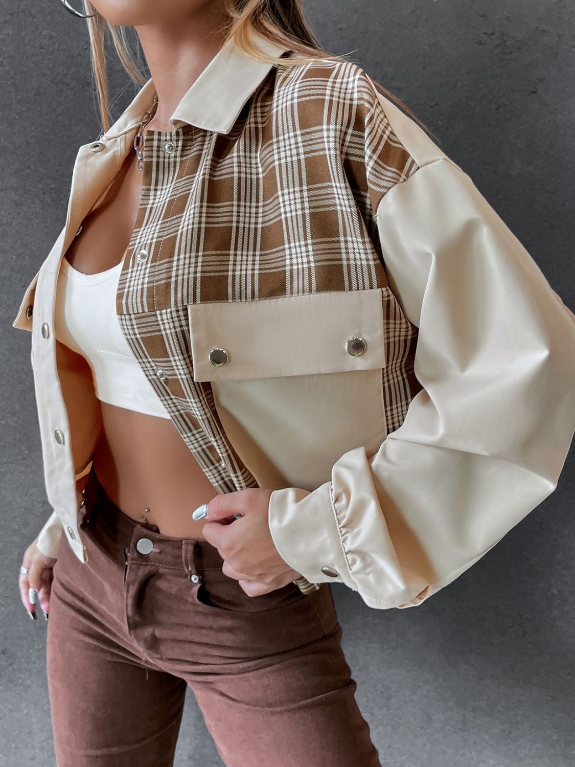 Panelled plaid and faux leather jacket in beige with buttoned pockets and collar.
