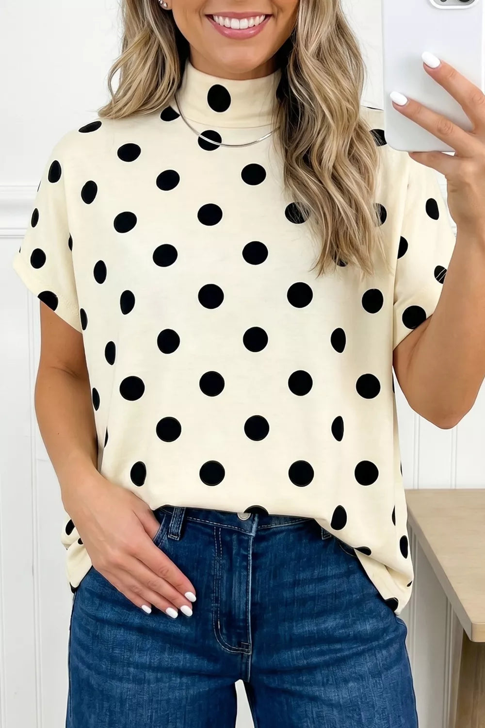 Cream polka dot t-shirt with high neck and short sleeves, made of polyester.