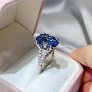 10 Carat Moissanite 925 Sterling Silver Ring in Blue, fabric detail