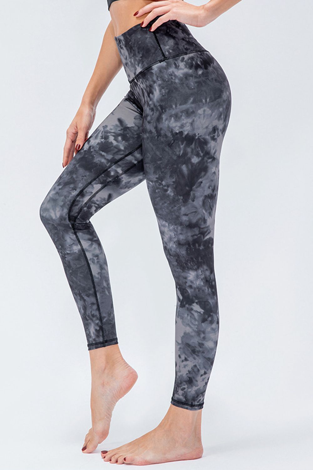 High-rise tie-dye performance leggings in dark gray and black