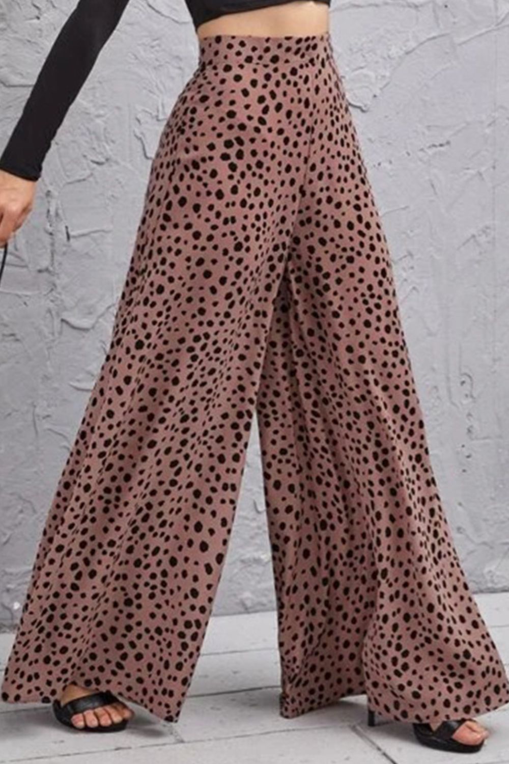Spotted wide-leg palazzo trousers in dusty pink with a high waist and flowing silhouette.