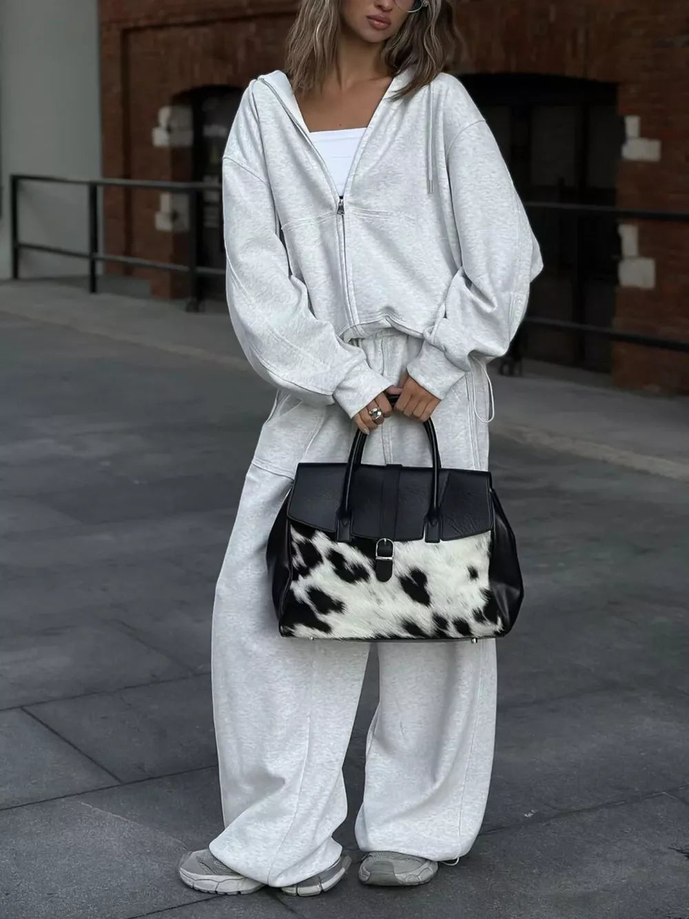 Oversized Zip-up Hoodie And Wide-leg Pants Set in Brown, fit detail