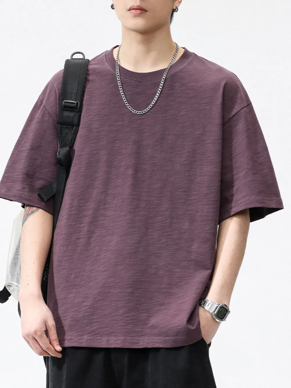 Relaxed fit plum purple cotton t-shirt with crew neck and short sleeves.