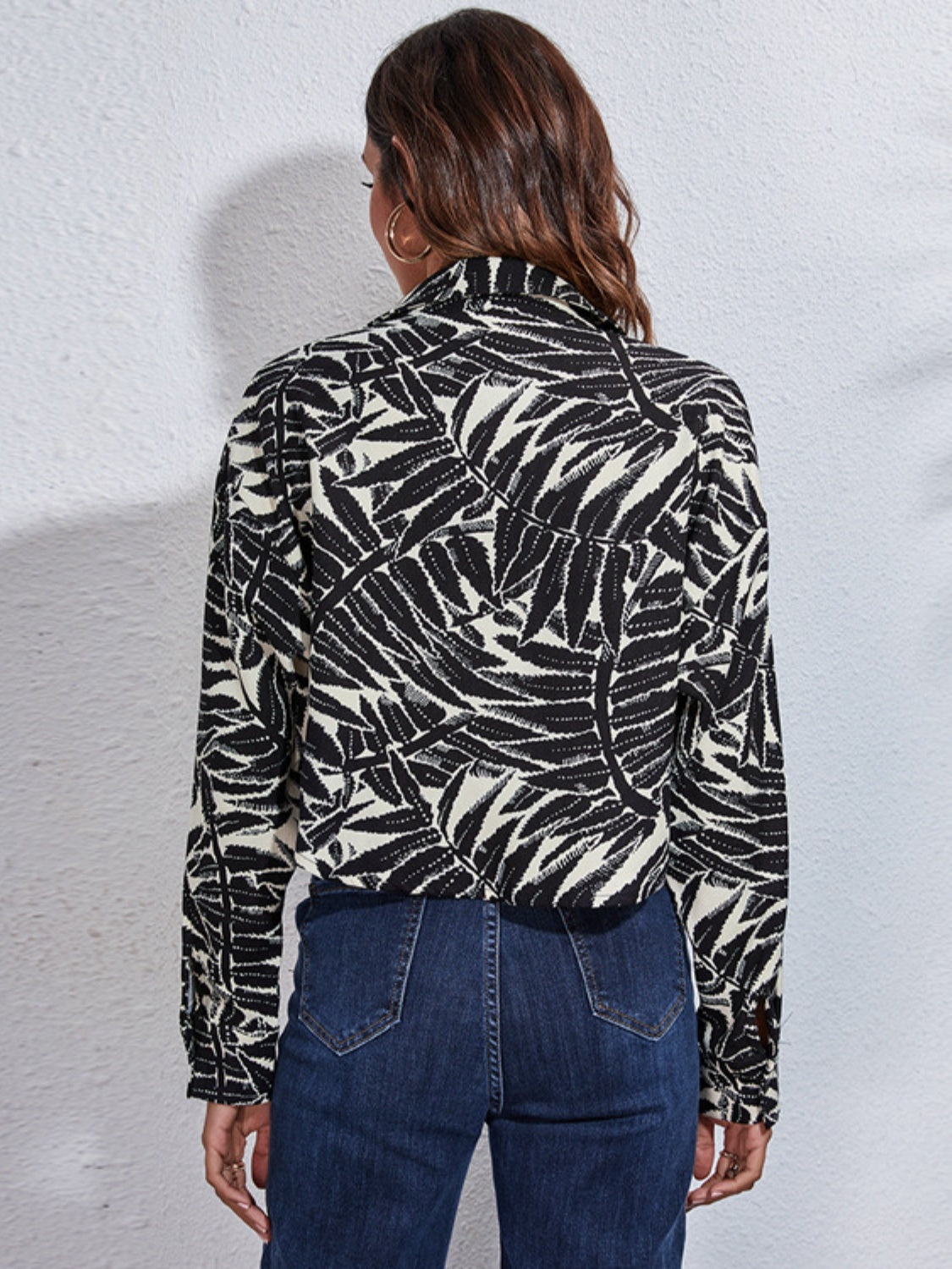 Checkerboard cropped shirt jacket with leaf print, buttoned, black and white.