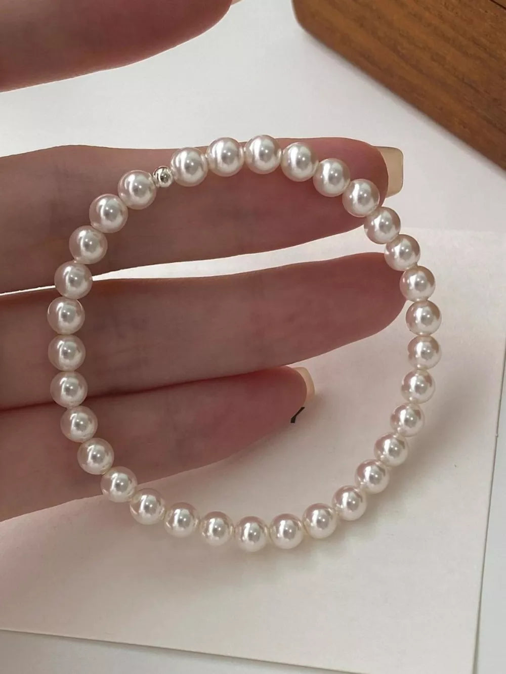 Lustrous pearl beaded bracelet with a chic, elegant design.