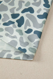 Camo print V-neck t-shirt with elastane and elbow sleeves.