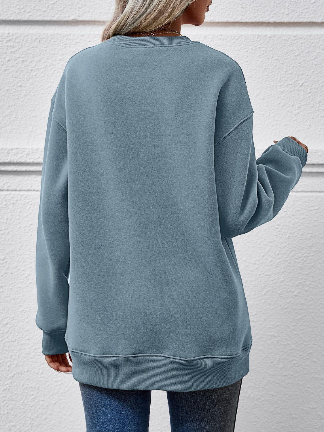 Crewneck sweatshirt in Misty Blue with ribbed cuffs and hem.
