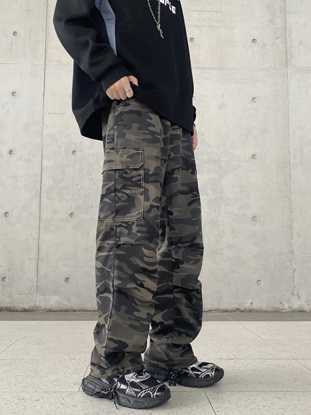Men's camouflage cargo jeans in 100% cotton with multiple pockets and a baggy fit.