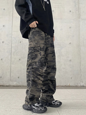 Men's camouflage cargo jeans in 100% cotton with multiple pockets and a baggy fit.