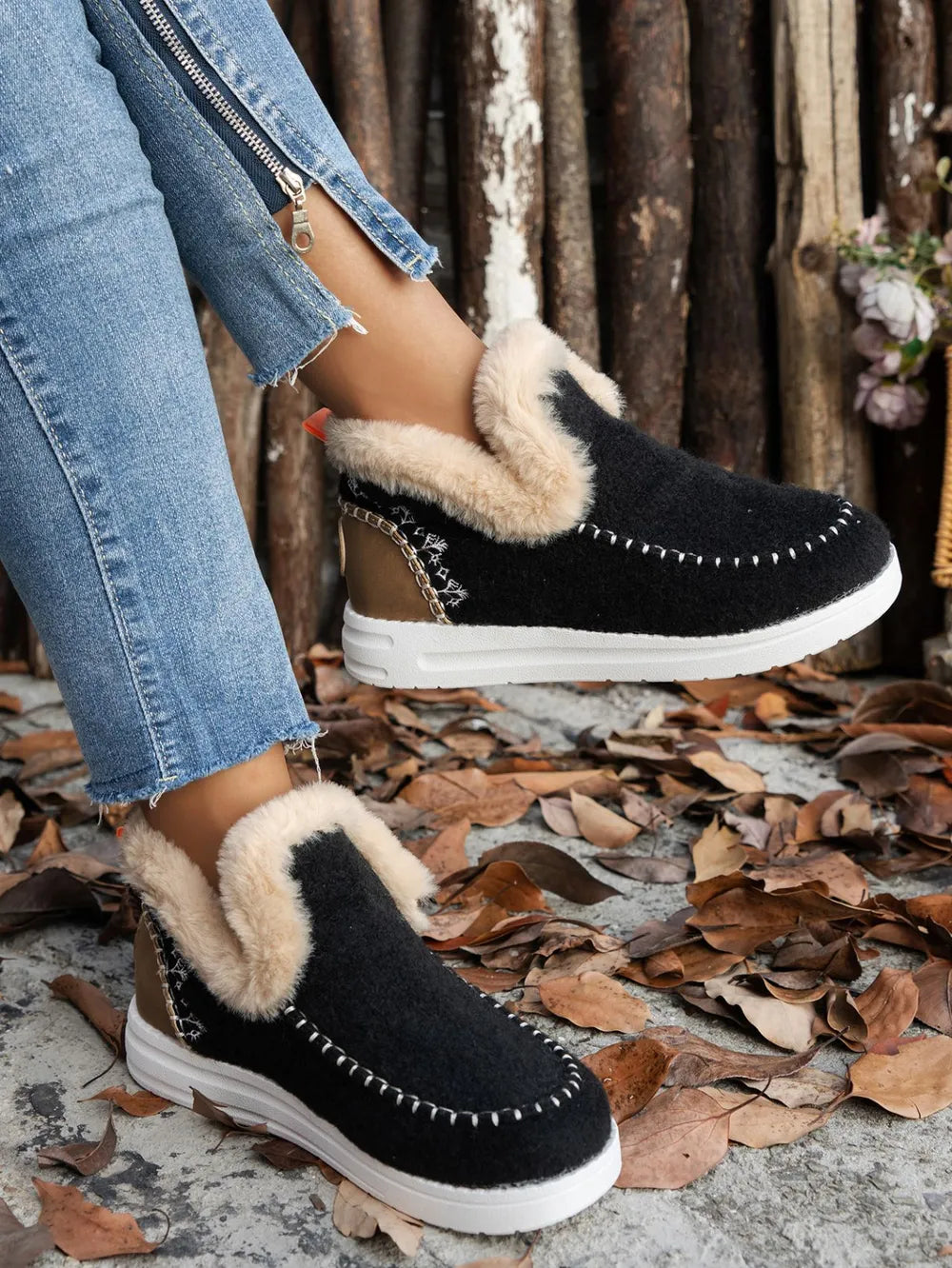 Black felted slippers with shearling trim and stitch detail