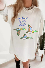 Oversized graphic tee with flying ducks and "weekend by the lake" text, crew neck, short sleeves, cotton.