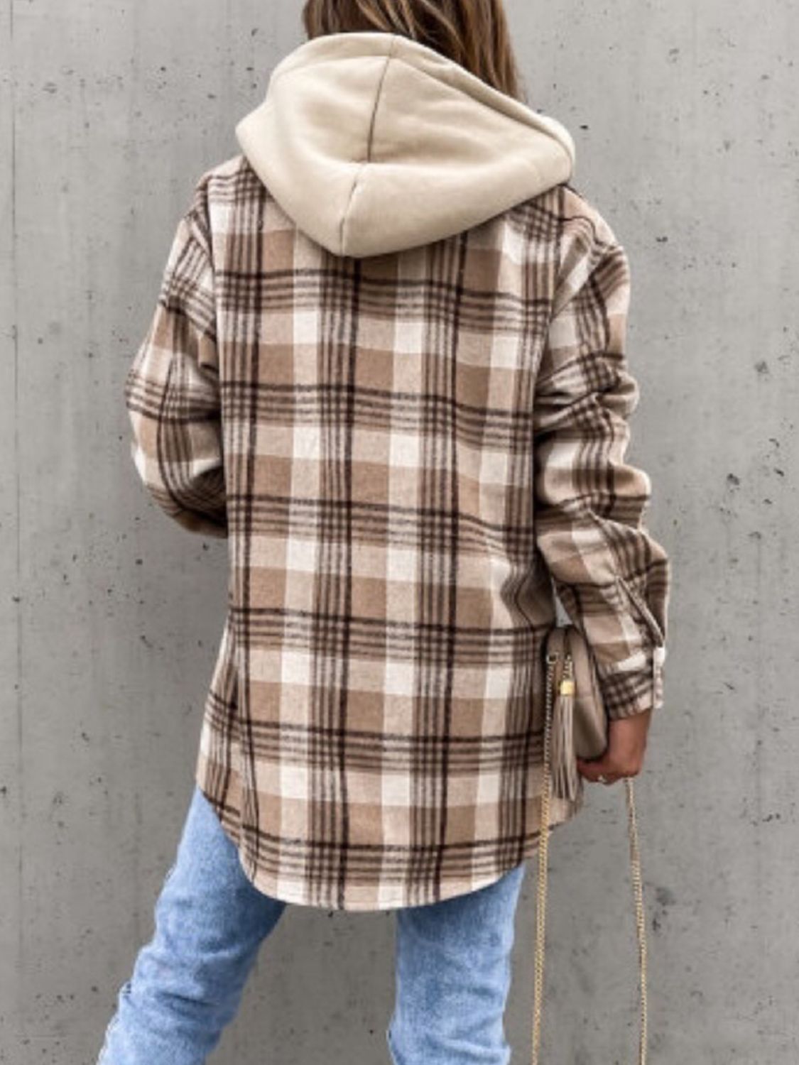 Oversized camel plaid shacket with hood, buttoned, casual style.