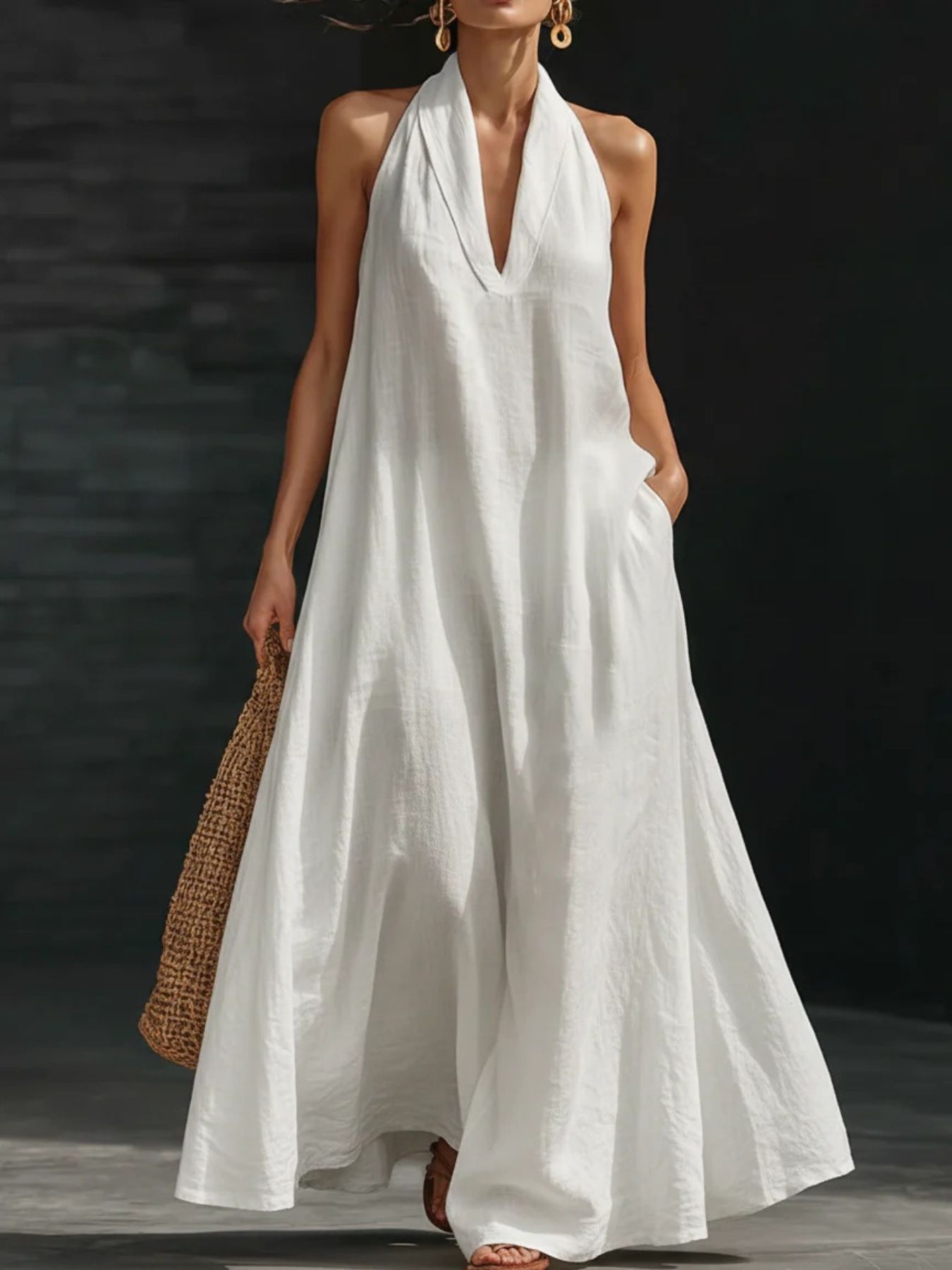White halter neck maxi dress with pockets in cotton linen, V-neck, flowing skirt.