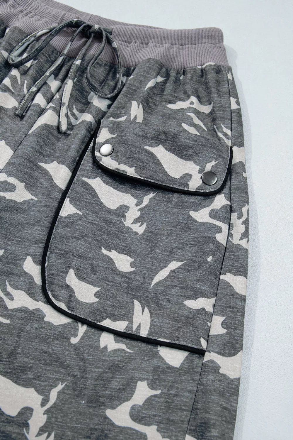 Camouflage barrel pants with cargo pockets and drawstring waist.