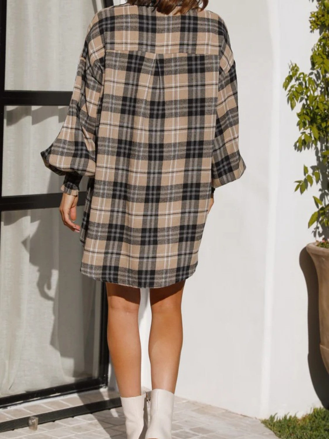 Overshirt in brown plaid with balloon sleeves and a relaxed fit.