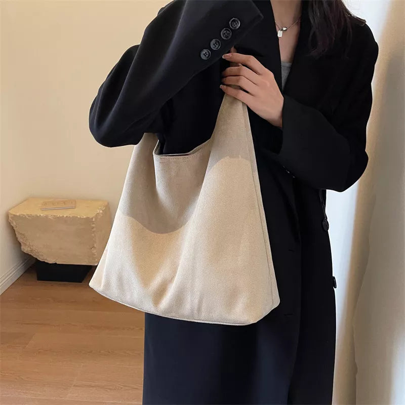 Solid Color Large Shoulder Bag in Black, fit detail