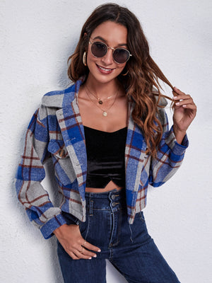 Chic plaid jacket in dark blue and gray with buttoned pockets and collar.