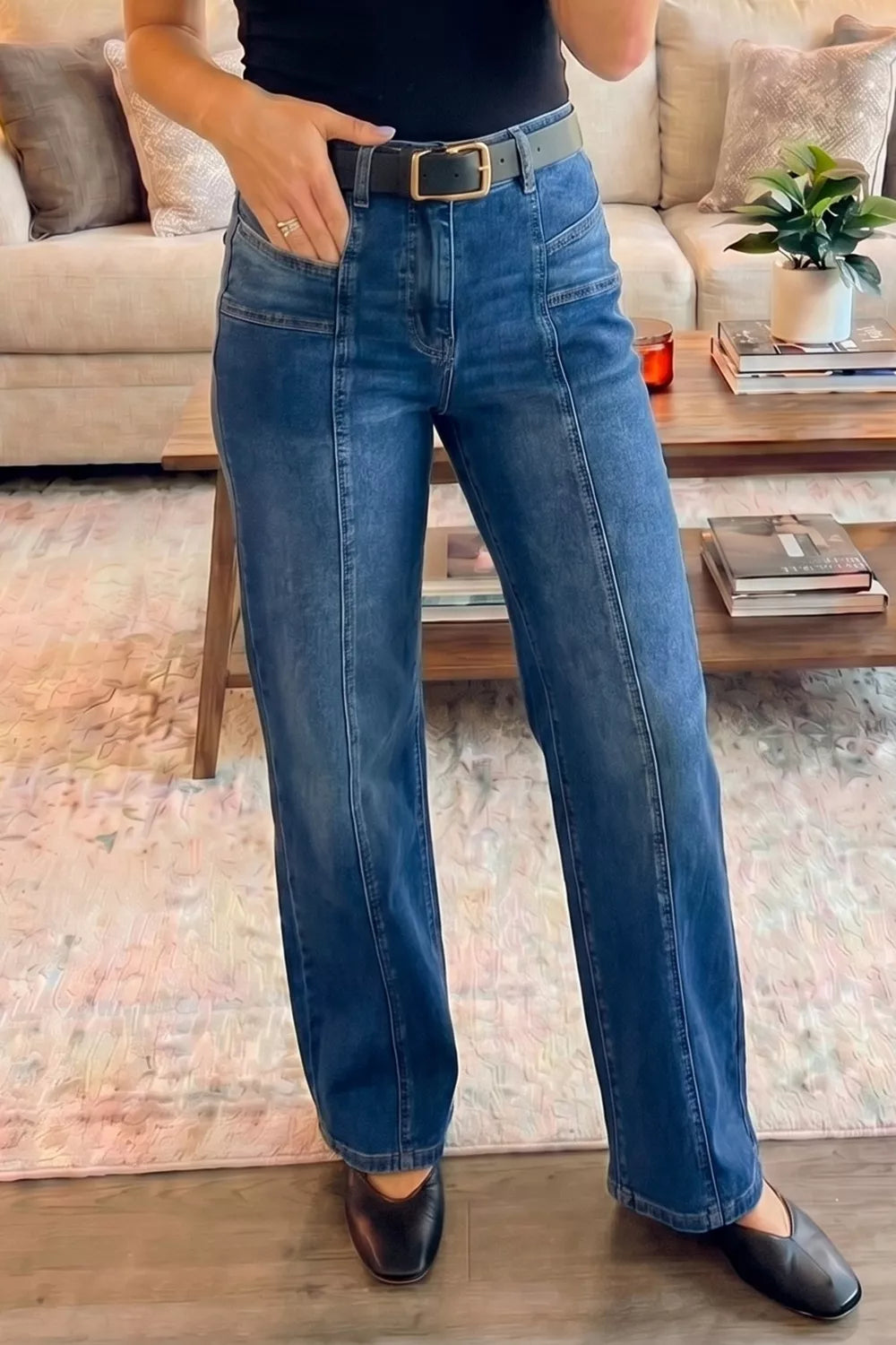 Seam-detail high-waisted jeans in blue denim with a relaxed fit and front seam detail.