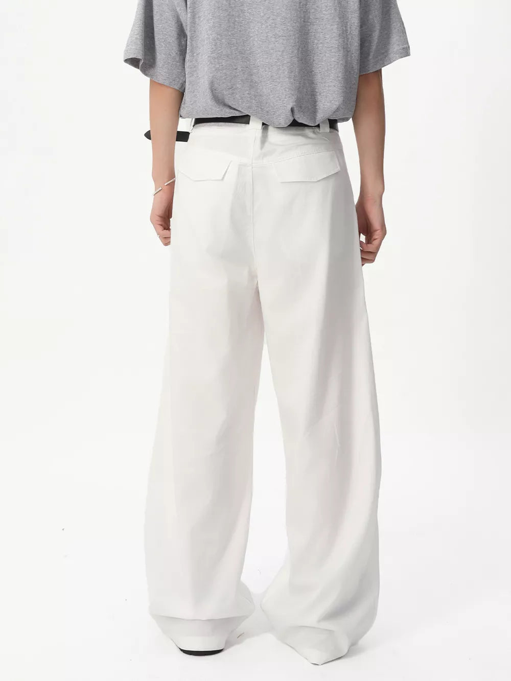 Relaxed wide-leg sweatpants in white with pleated front and back pockets.