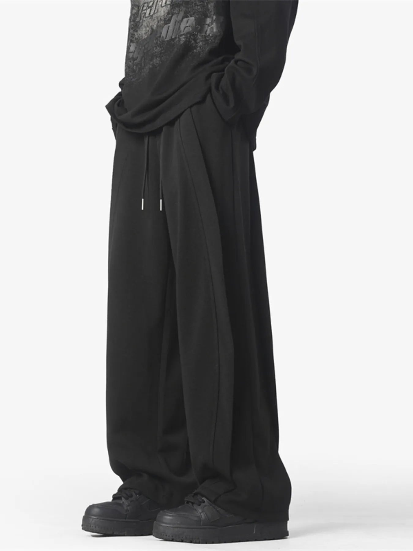 Men's black loose fit drawstring pants with a comfortable casual style.