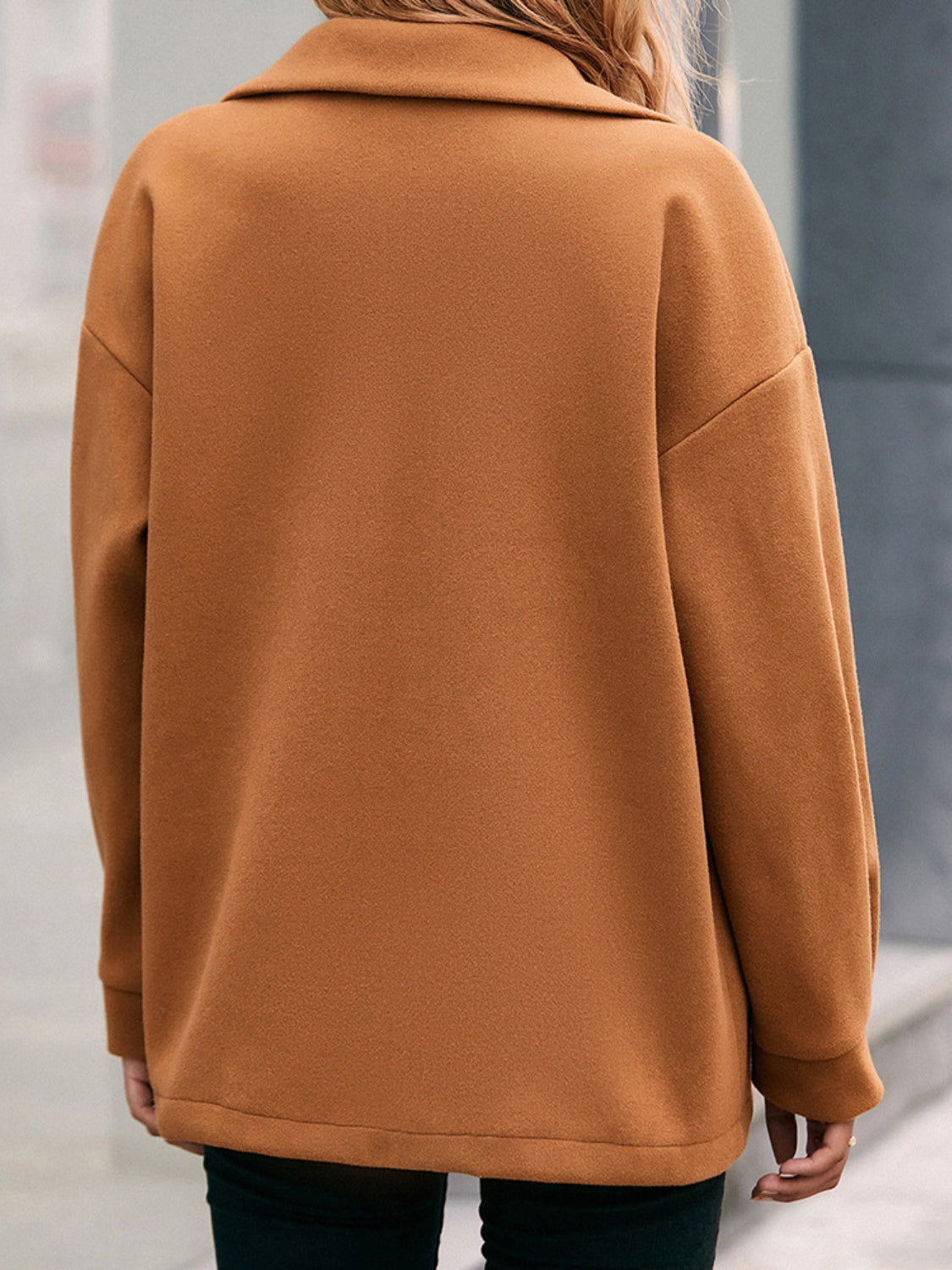 Oversized utility jacket in caramel with a relaxed fit and collared neckline.