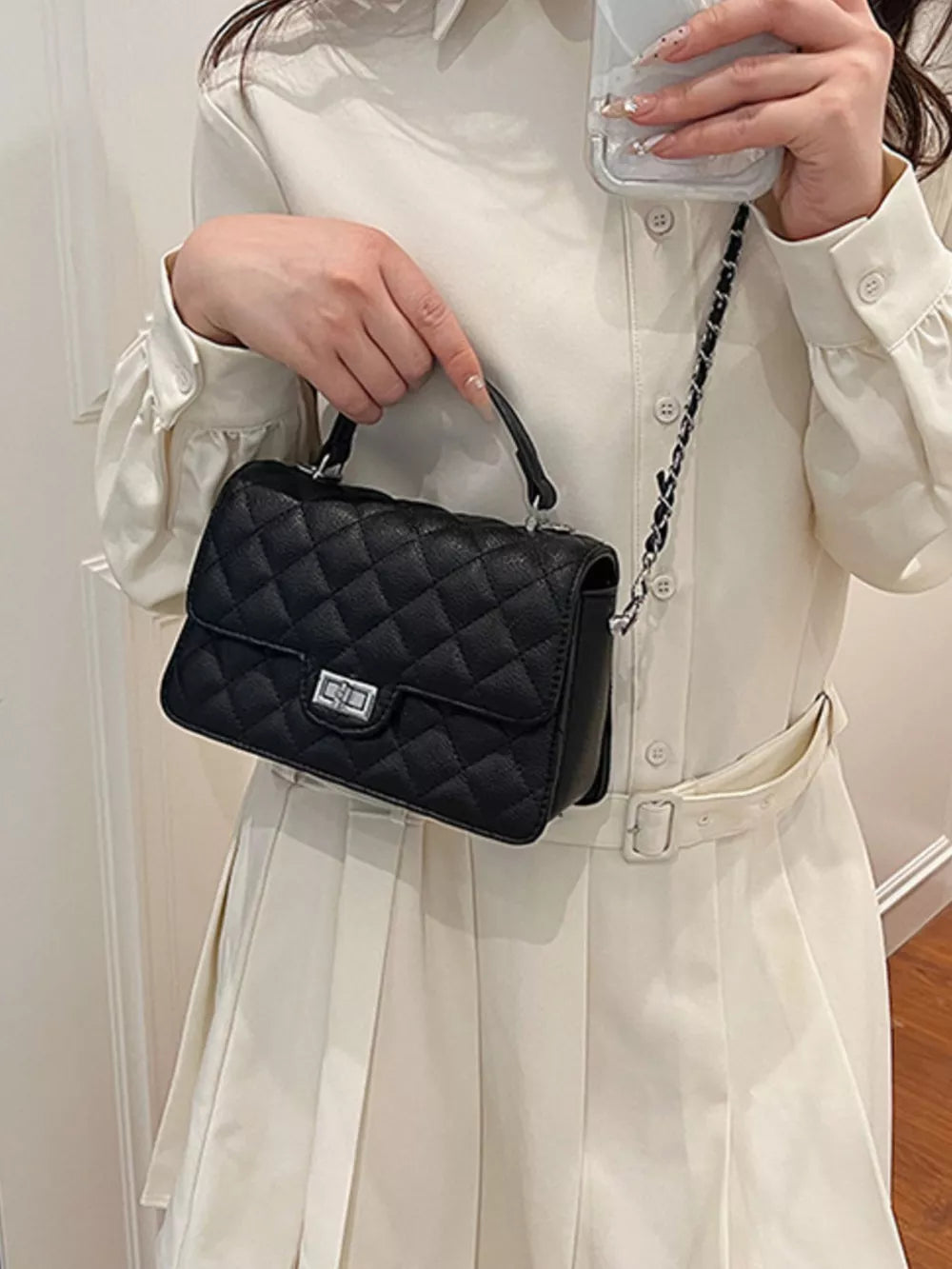 Quilted Chain Strap Crossbody Bag in Black, fit detail