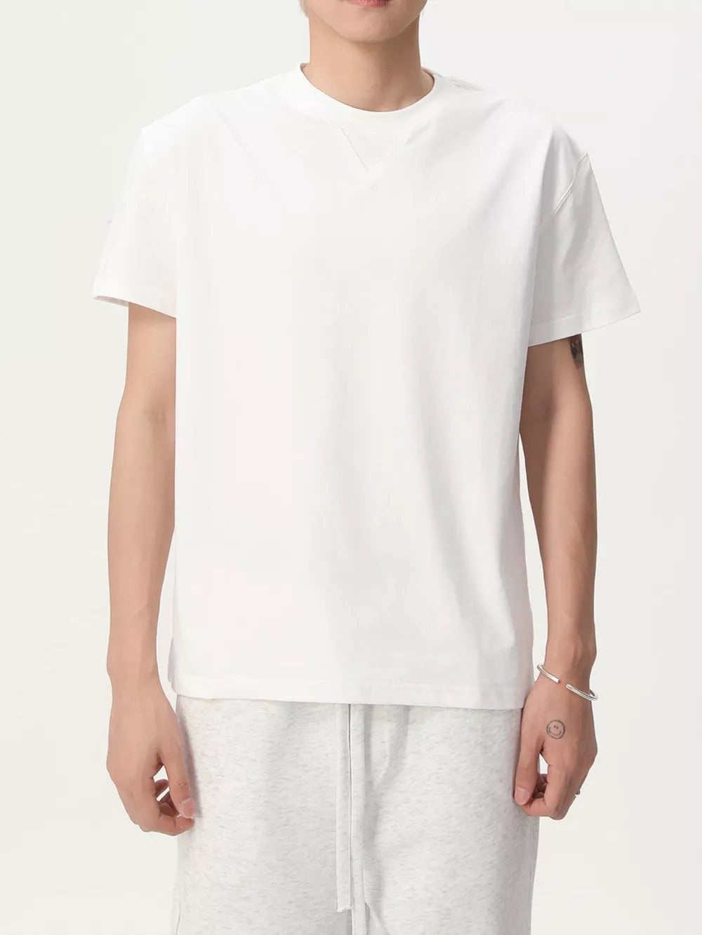 White cotton spandex casual tee with round neck and short sleeves.