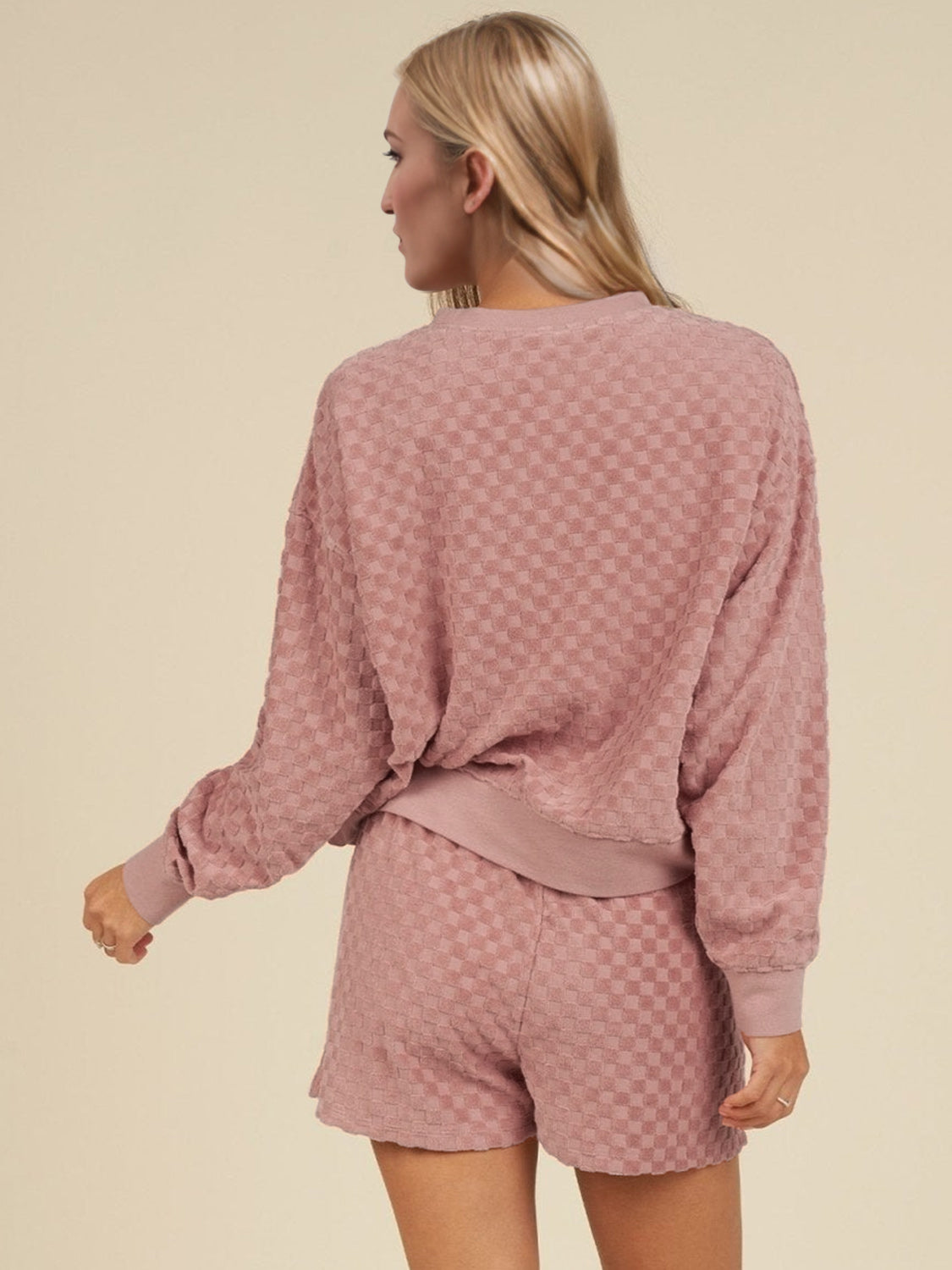 Pale Blush checkered loungewear set with round neck sweatshirt and shorts