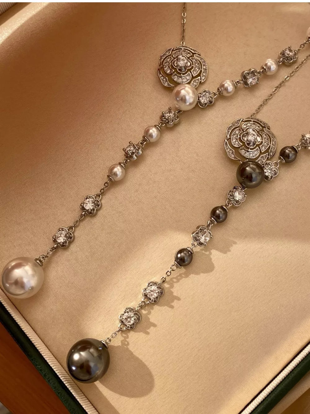 Y-necklace with pearl and crystal flower charms in white and gray options