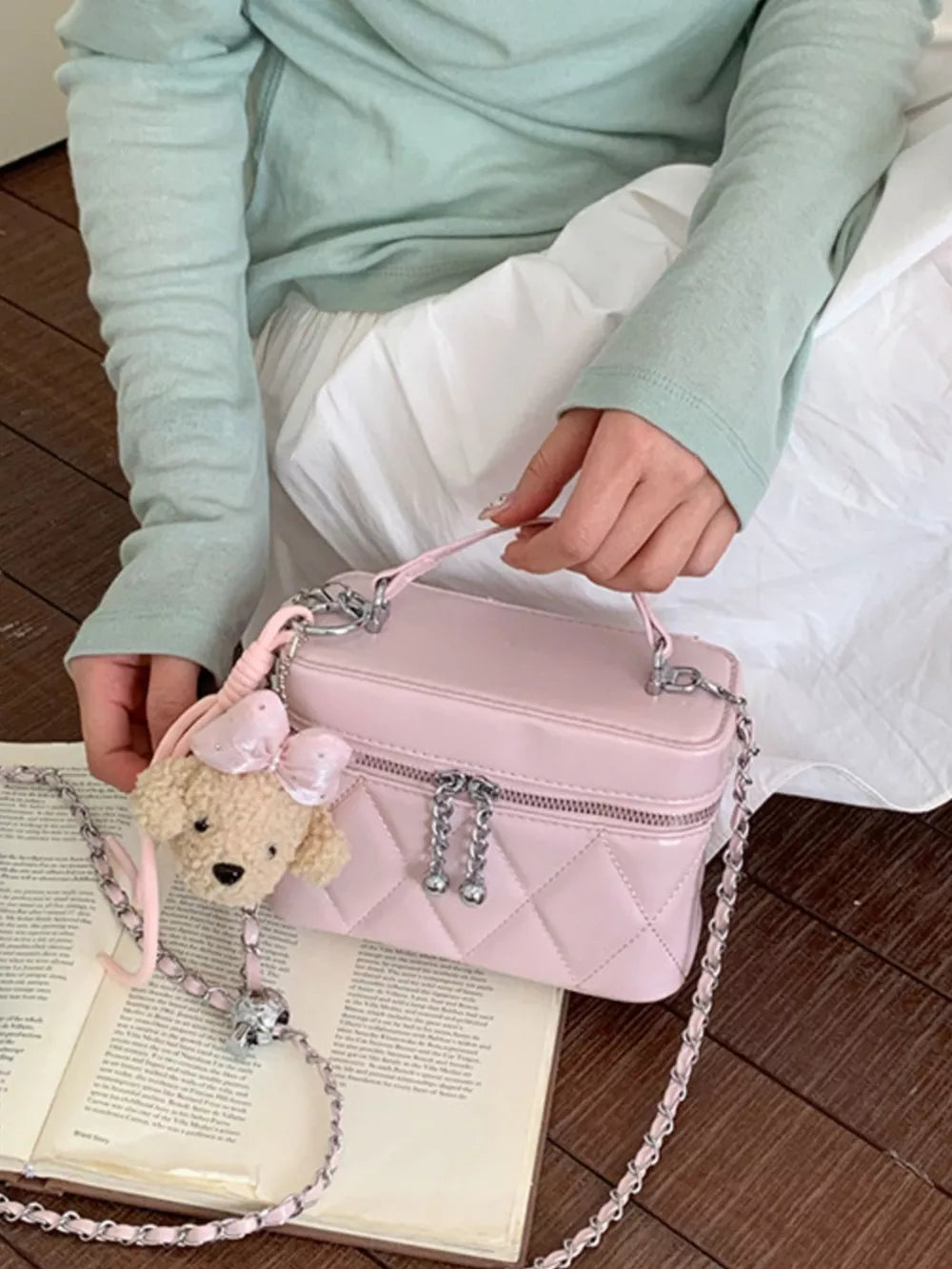 Quilted Chain Strap Crossbody Bag in Pink, side view