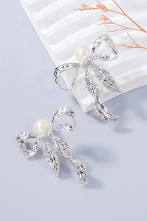 Silver textured bow jewelry set with pearl detail