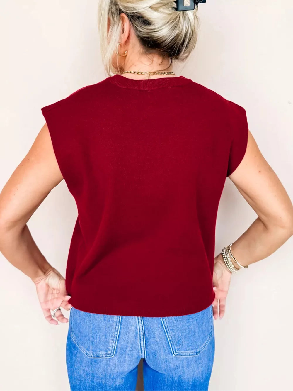 Burgundy crew neck cap sleeve sweater with a casual fit.