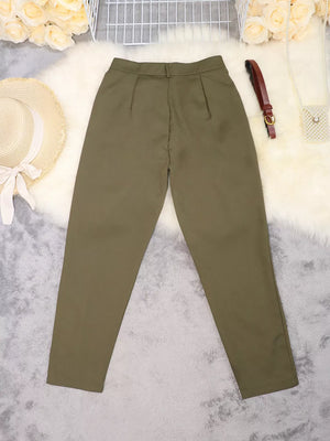 High-waisted Pleated Pants in Brown, fit detail