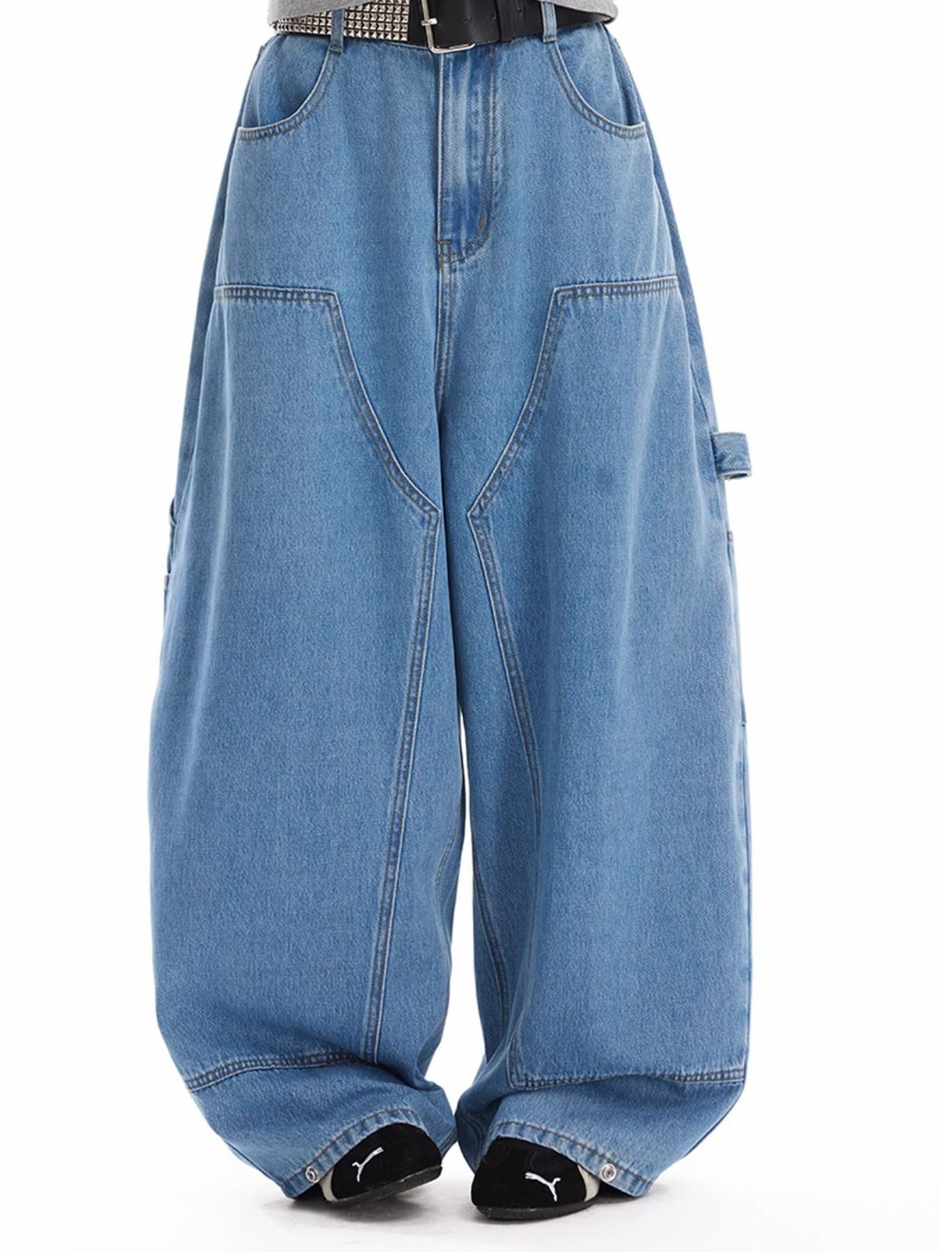 Classic wide-leg jeans in blue wash denim with angular pockets and a baggy fit.