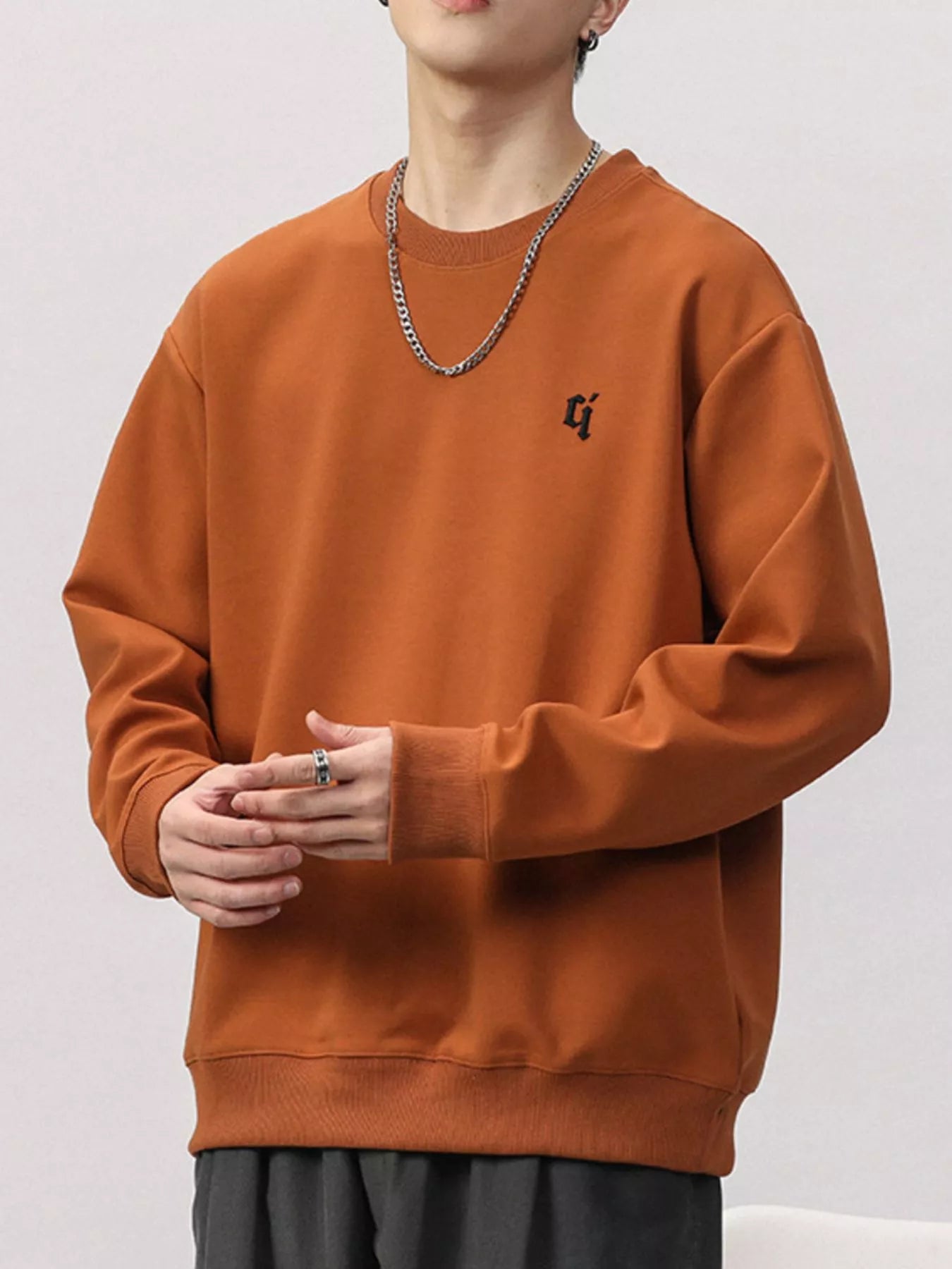 Plus-size round-neck sweatshirt in Caramel with embroidered logo detail and ribbed cuffs.
